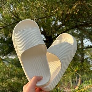 The Cloudies ™ - Orthopedic Slippers With Extra Compressible Thick Sole × 1.